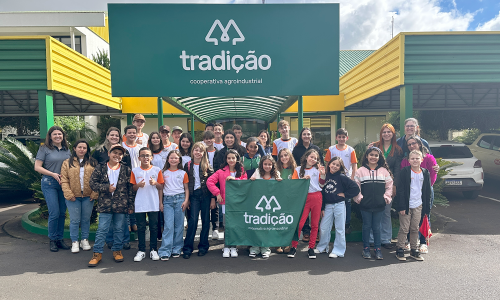 Cooperativa Tradio recebe alunos do programa Cooper Junior para visita tcnica 