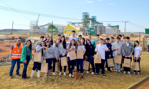 Estudantes do Cooper Jovem visitam indstrias da Cooperativa Tradio